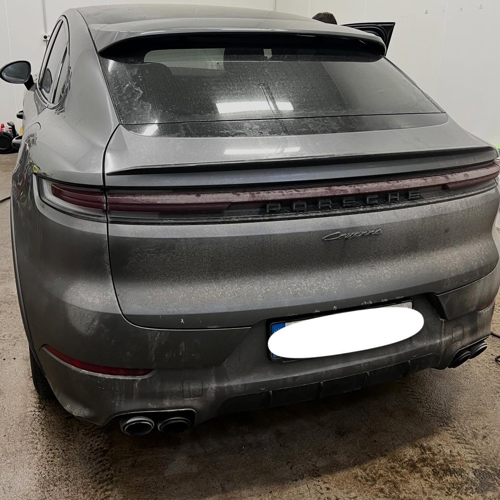 Smutsig Porsche före utvändig rengöring